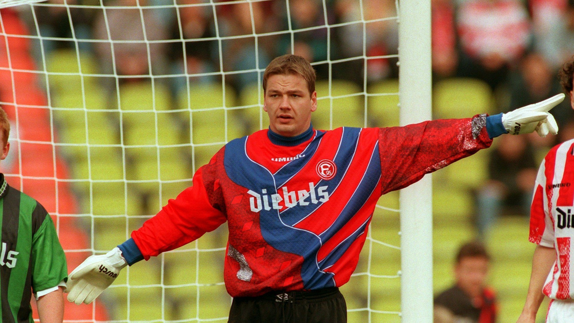 Georg Koch (M.), Torwart von Fortuna Düsseldorf, aufgenommen beim Heimspiel gegen Borussia Mönchengladbach im Düsseldorfer Rheinstadion eingerahmt vom Gladbacher Jörgen Pettersson (l.) und dem Düsseldorfer Rudi Istenic (r). Koch ist an Krebs erkrankt.
