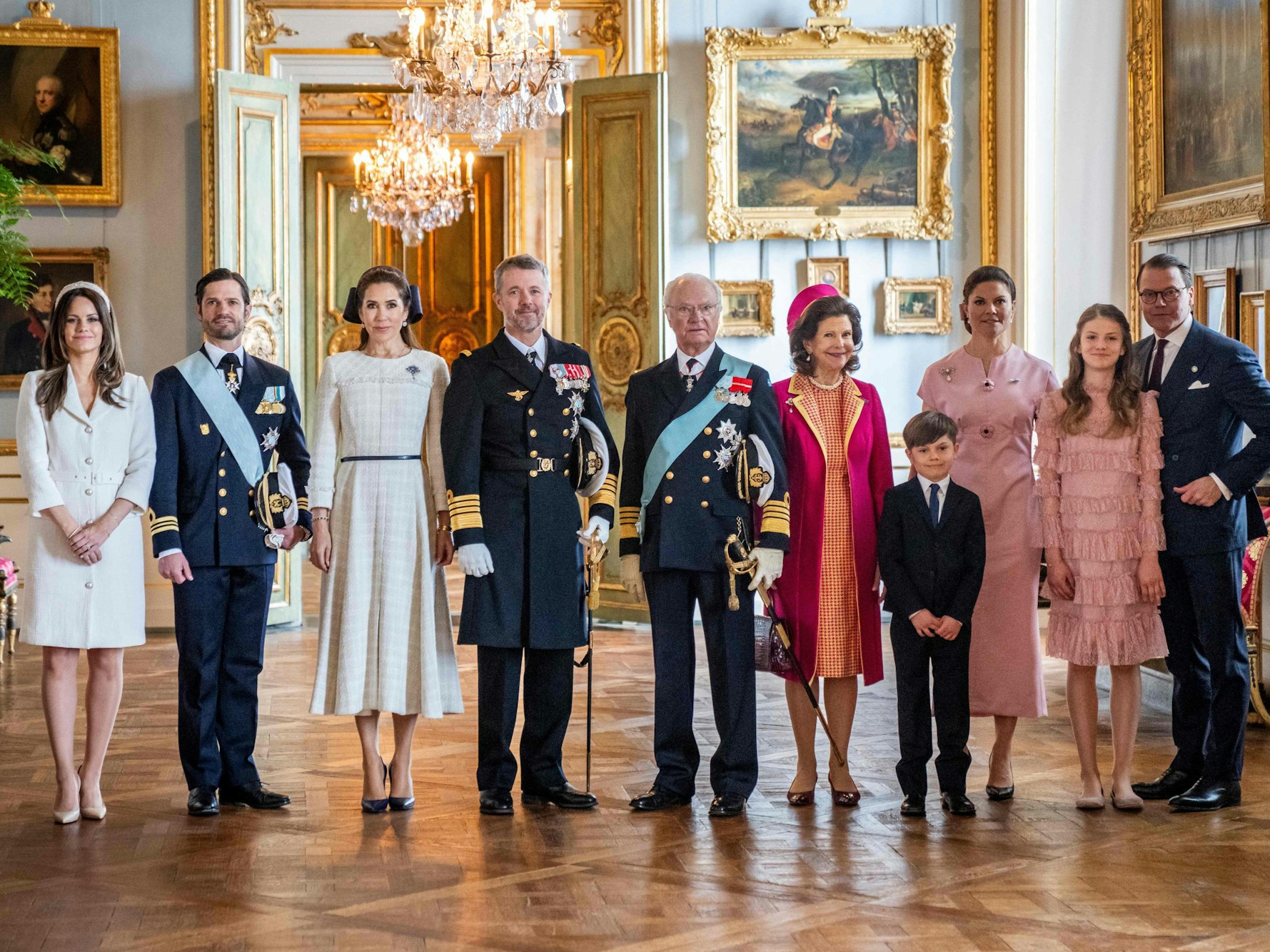 Prinzessin Sofia, Prinz Carl Philip, Königin Mary, König Frederik X., König Carl XVI. Gustaf, Königin Silvia, Prinz Oscar, Kronprinzessin Victoria, Prinzessin Estelle und Prinz Daniel posieren für ein Familienfoto im Königlichen Schloss in Stockholm.