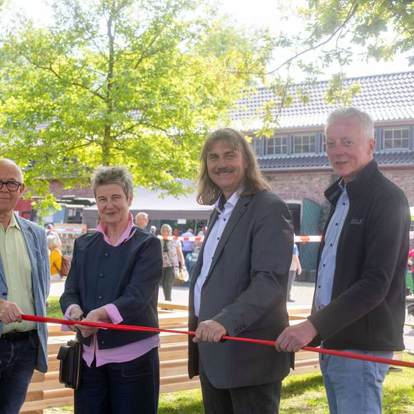 Auf dem Wahner-Heide-Tag auf Gut Leidenhausen eröffneten Robert Schallehn (v.l.), Konrad Peschen, Künstlerin Helga Weihs, Josef Tumbrinck und Joachim Bauer das Kunstwerk "Platz".