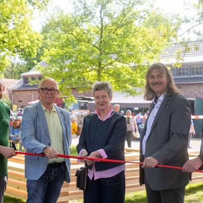 Auf dem Wahner-Heide-Tag auf Gut Leidenhausen eröffneten Robert Schallehn (v.l.), Konrad Peschen, Künstlerin Helga Weihs, Josef Tumbrinck und Joachim Bauer das Kunstwerk "Platz".