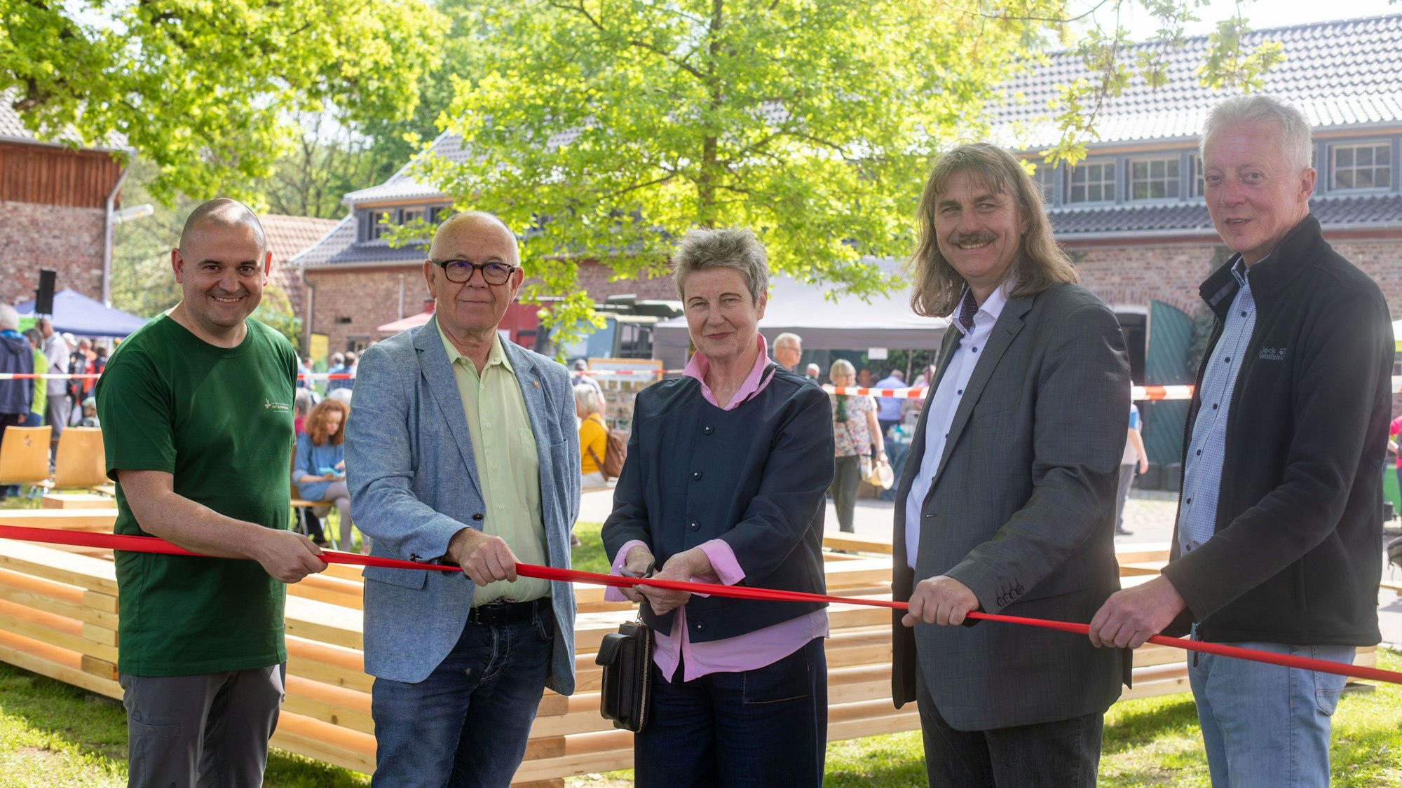 Auf dem Wahner-Heide-Tag auf Gut Leidenhausen eröffneten Robert Schallehn (v.l.), Konrad Peschen, Künstlerin Helga Weihs, Josef Tumbrinck und Joachim Bauer das Kunstwerk "Platz".