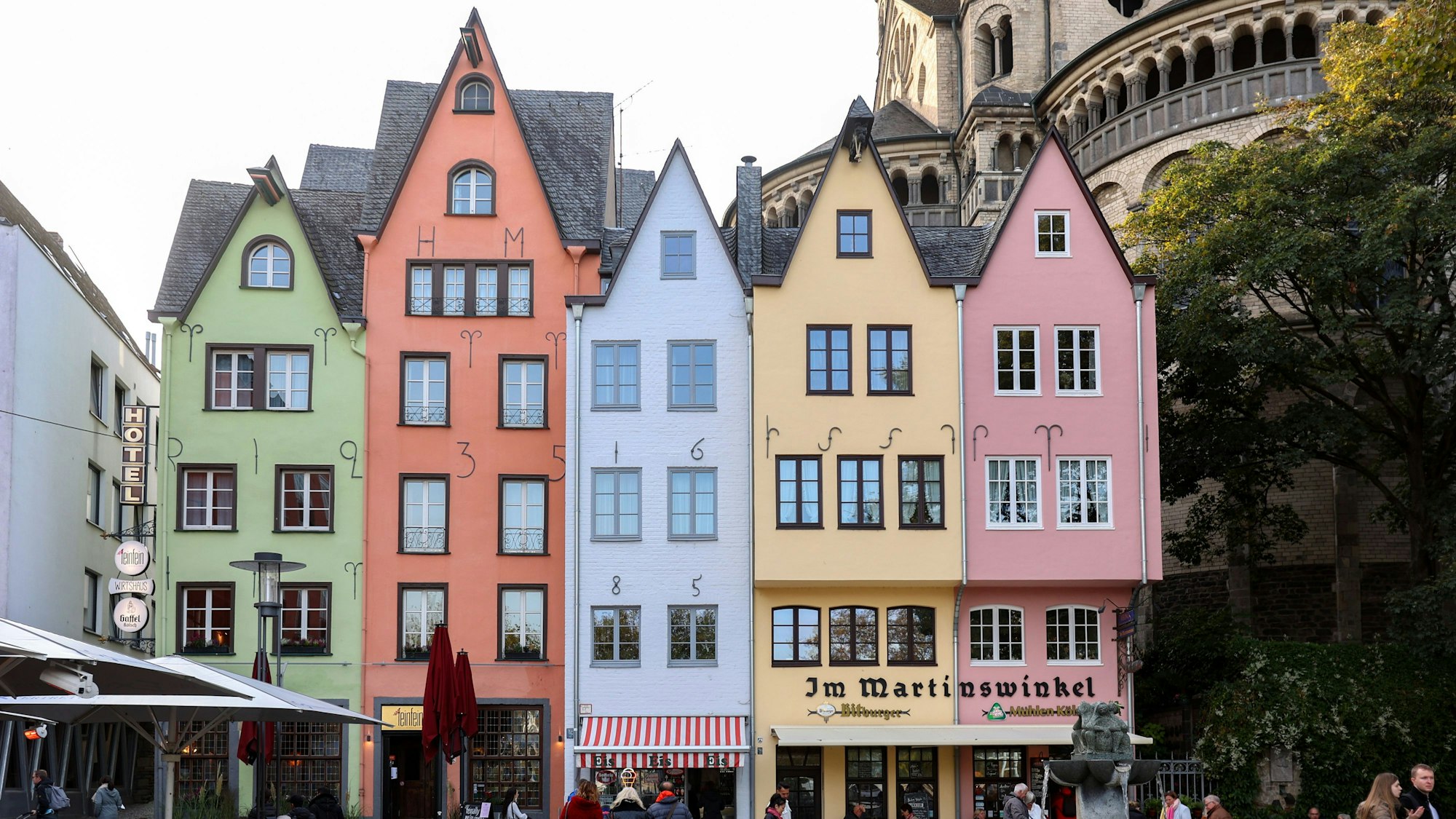 Bild der Giebelhäuschen am Kölner Fischmarkt aus 2021, auf dem noch alle bunten Häuser stehen.