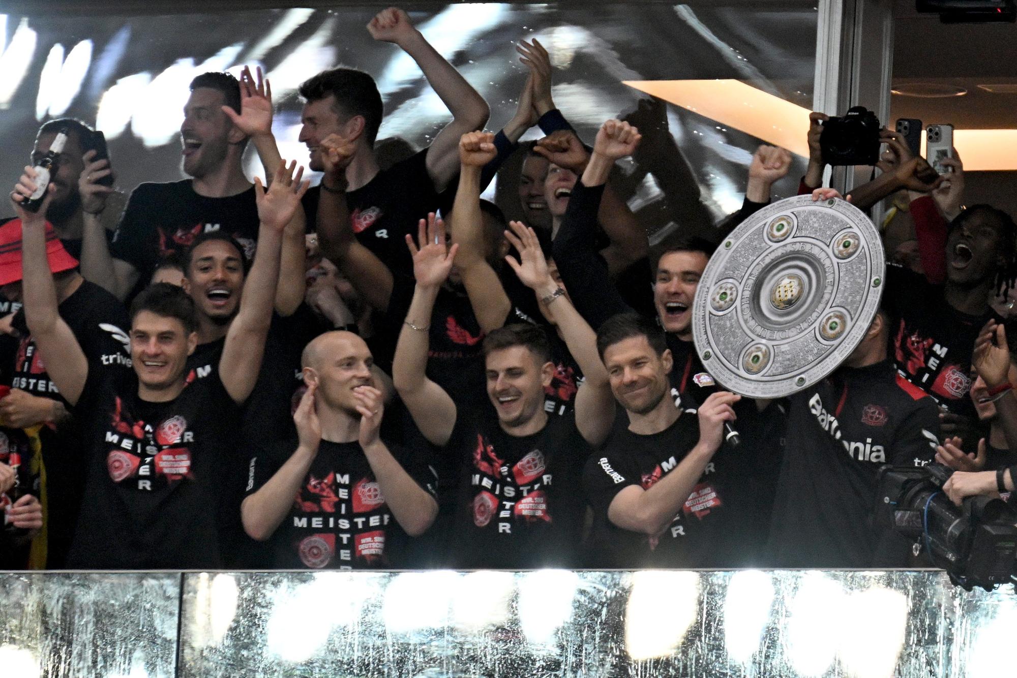 Das Team um Trainer Xabi Alonso mit der provisorischen Meisterschale.dpa