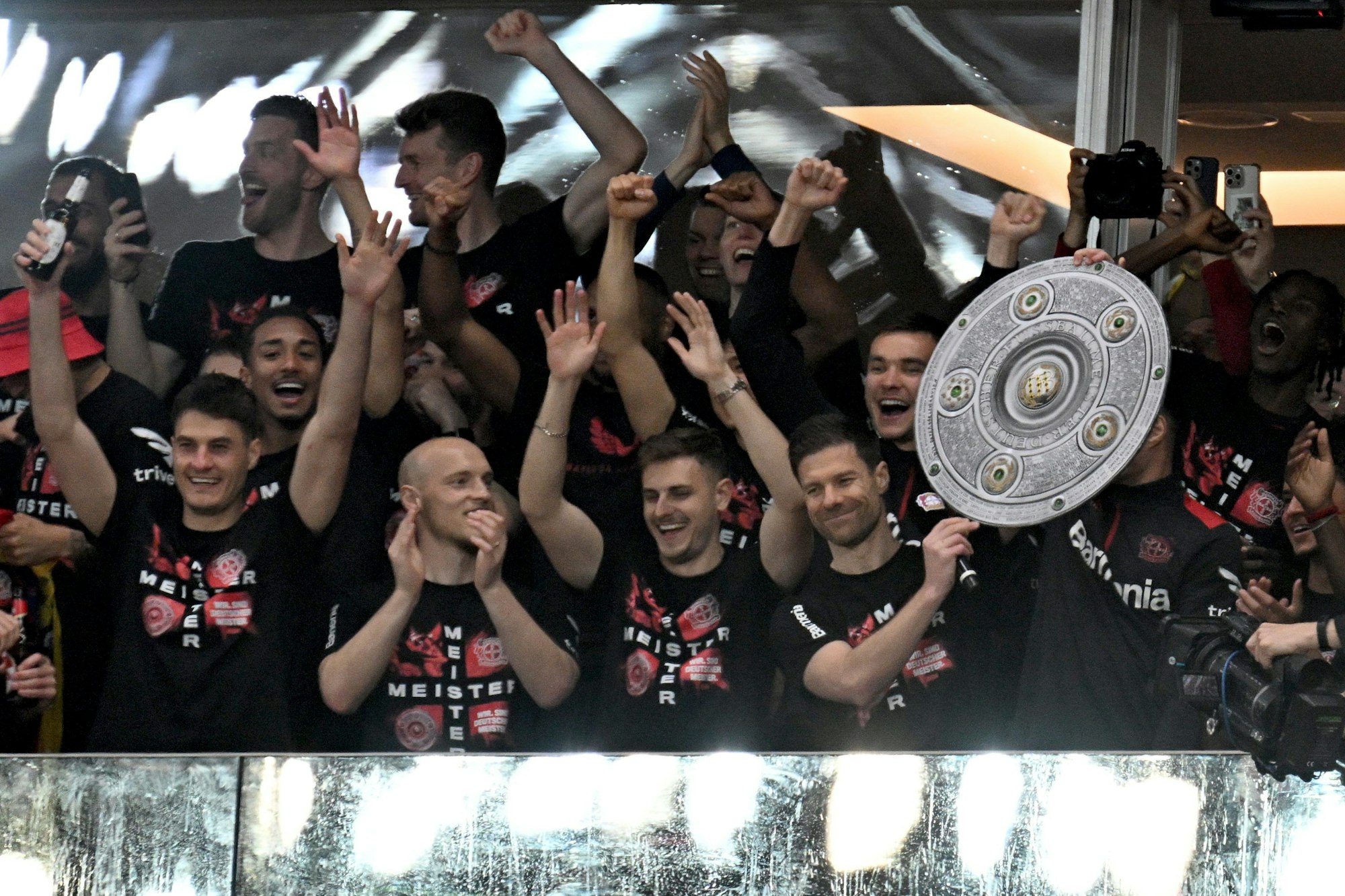 Das Team um Trainer Xabi Alonso mit der provisorischen Meisterschale.dpa