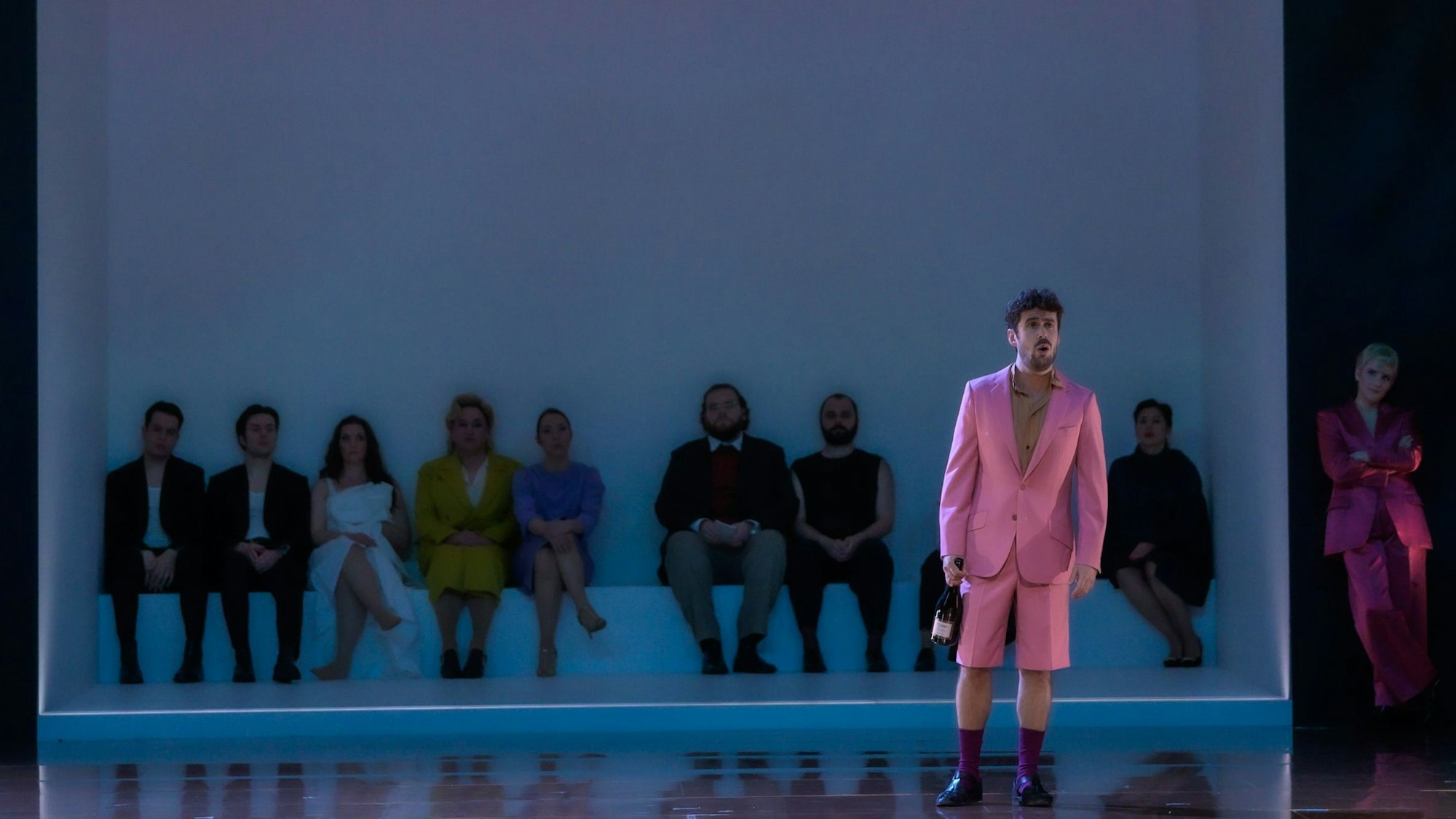 Das gesamte Ensemble bleibt auf der Bühne und schaut im ‚Wartehaus‘ der Handlung zu.