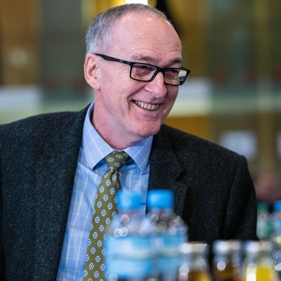 Münster: Bei dem Berufungsverfahren im Streit um die Einstufung der AfD durch den Verfassungsschutz sitzt Roman Reusch (AfD), Beisitzer im Bundesvorstand der AfD, (12.3.2024) im Foyer des Oberverwaltungsgerichts.