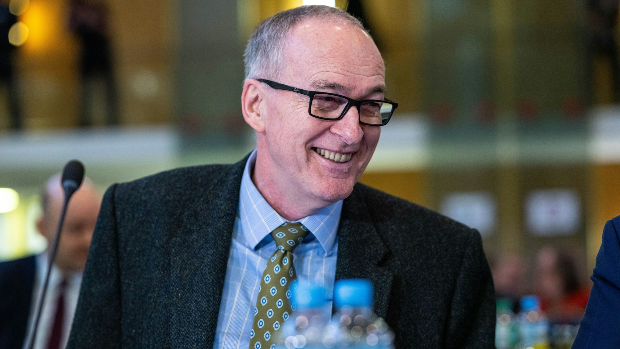 Münster: Bei dem Berufungsverfahren im Streit um die Einstufung der AfD durch den Verfassungsschutz sitzt Roman Reusch (AfD), Beisitzer im Bundesvorstand der AfD, (12.3.2024) im Foyer des Oberverwaltungsgerichts.