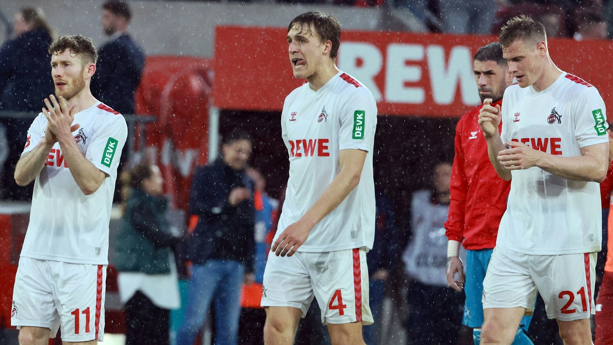 Florian Kainz, Timo Hübers und Steffen Tigges nahmen am Samstag die Aufmunterungen der Kölner Südtribüne entgegen.