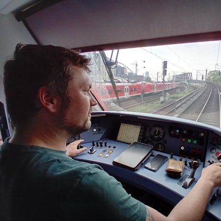 Ein Lokführer an seinem Arbeitsplatz.