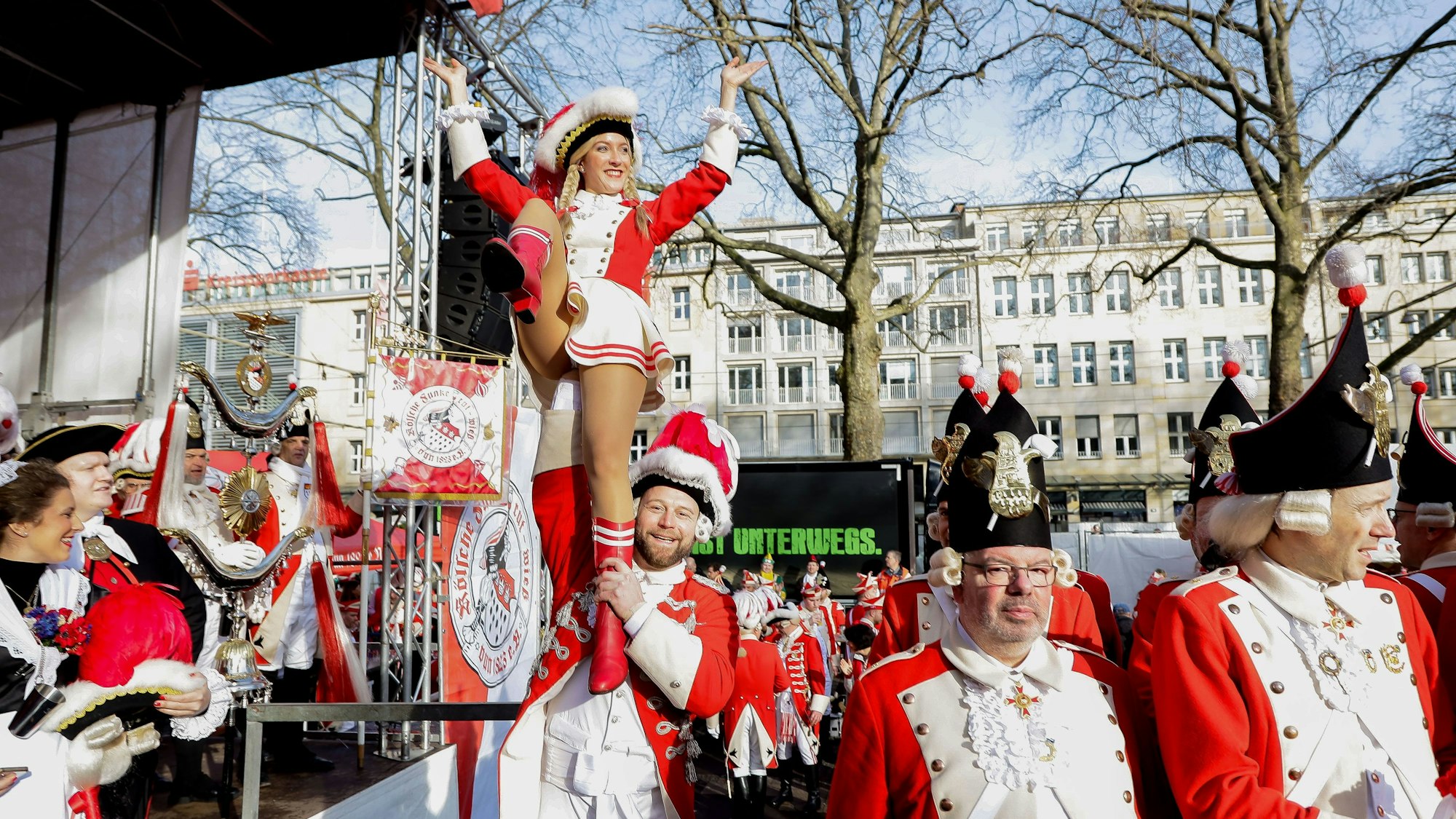 Rote Funken auf dem Neumarkt