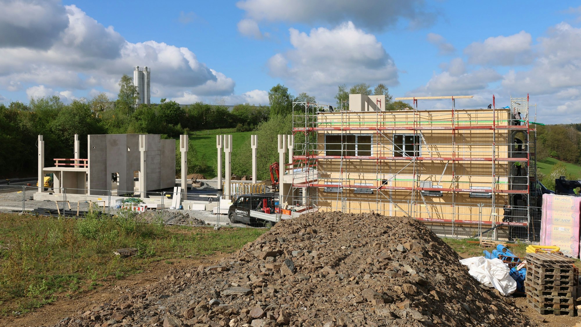 Das Foto zeigt das im Bau befindliche Feuerwehrgerätehaus Thierseifen.