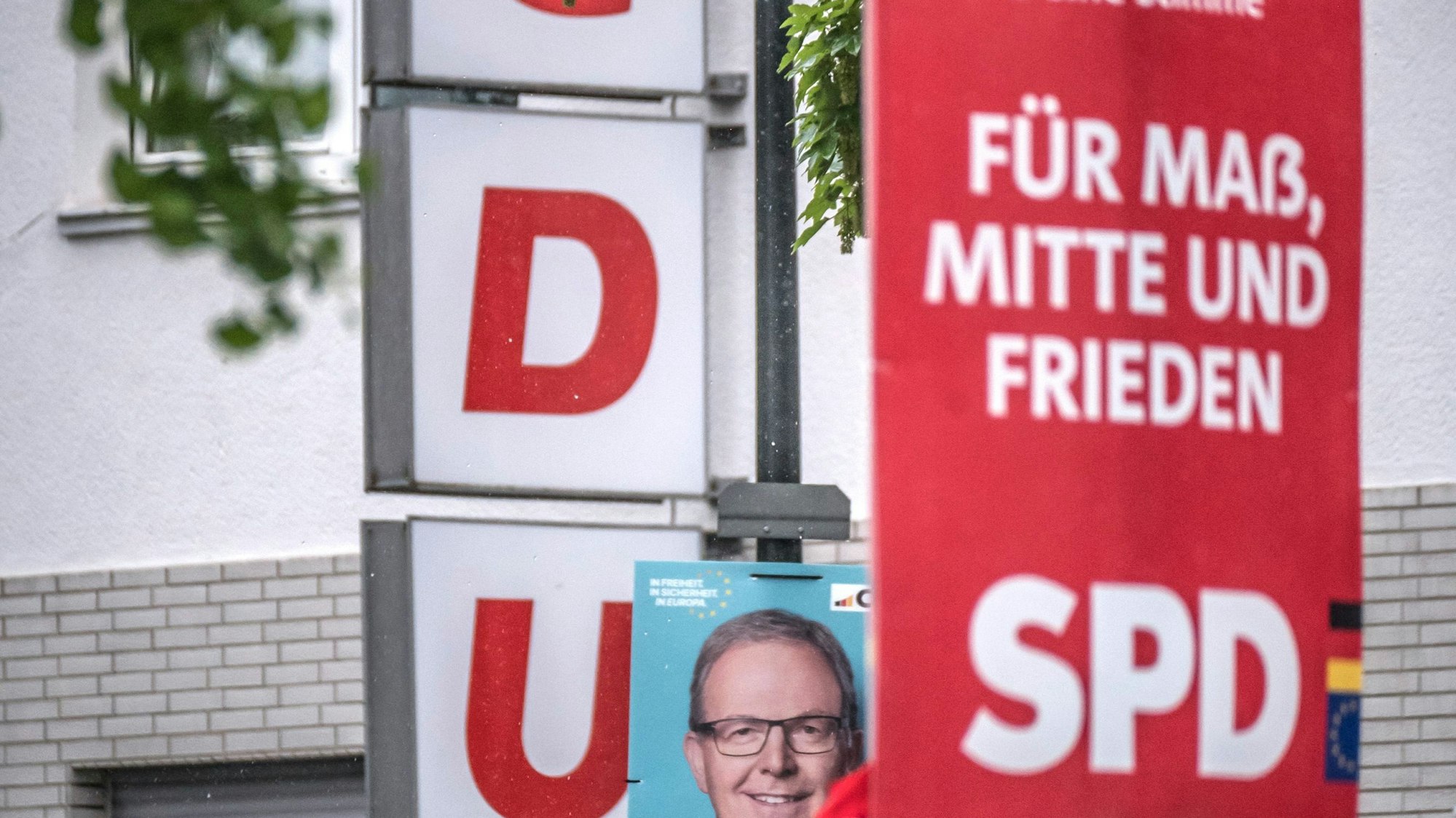 Wahlplakate an der Friedrich-Ebert-Straße.