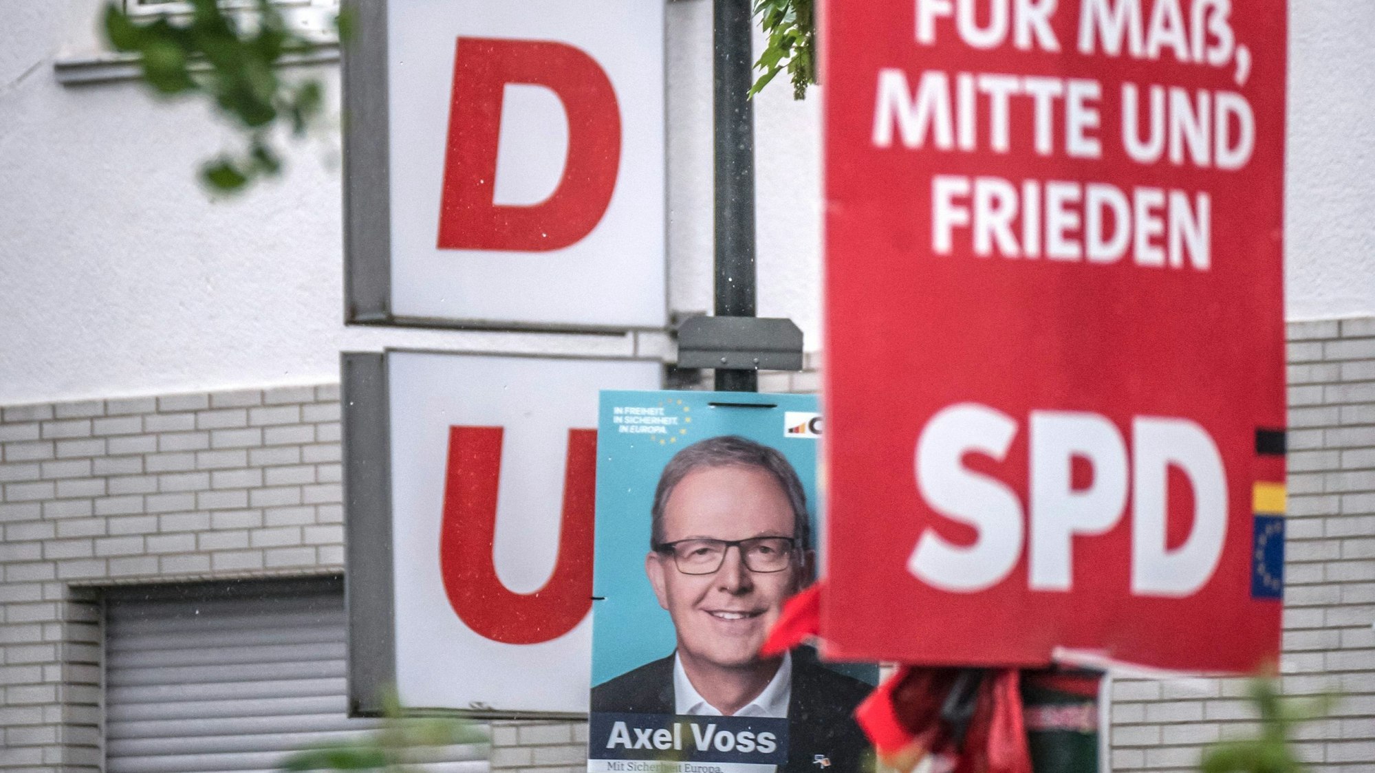 zur EuropawahlWahlplakate SPD CDU zur Europawahl an der Friedrich-Ebert-Straße.