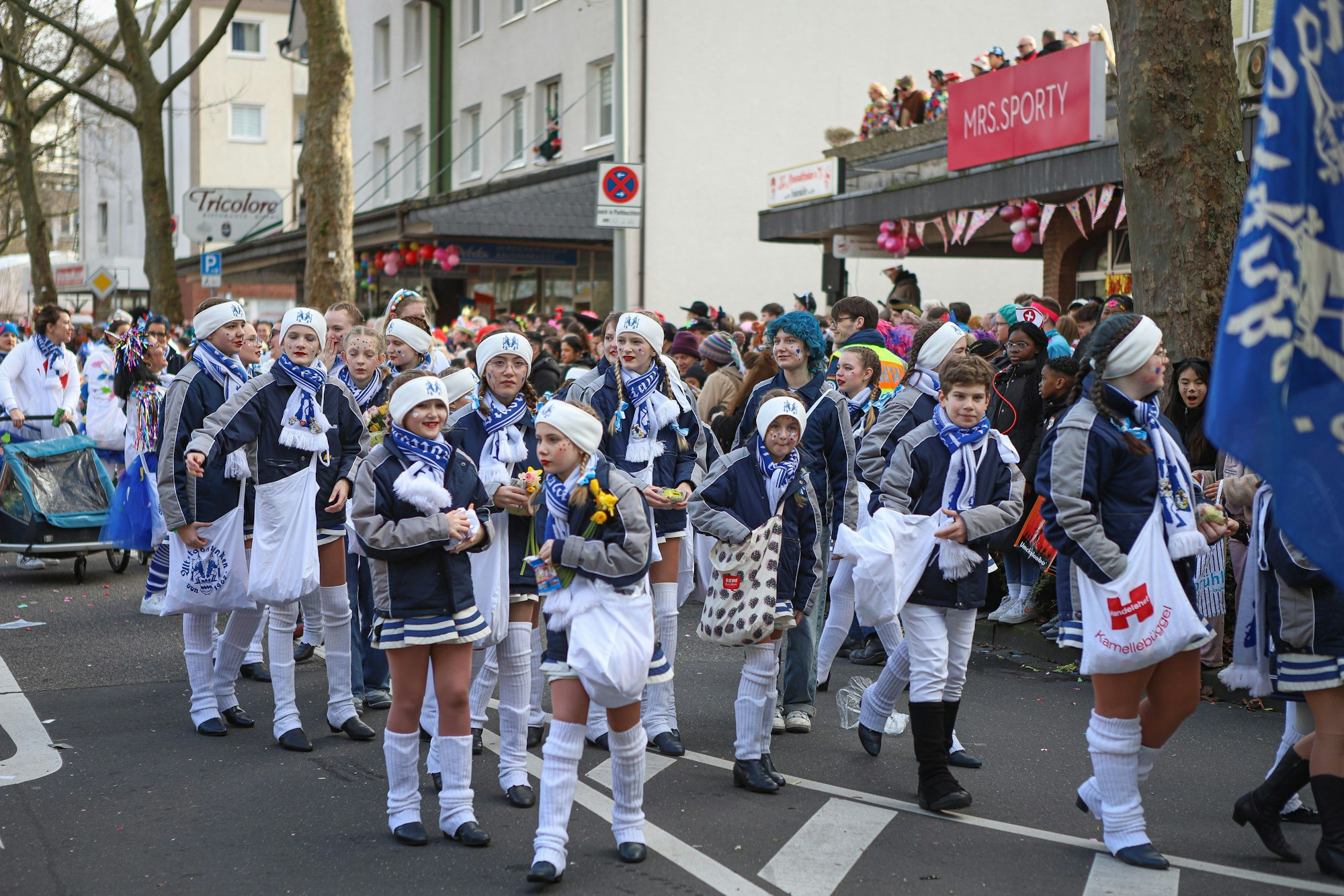 Szene vom Opladener Rosenmontagszug 2024