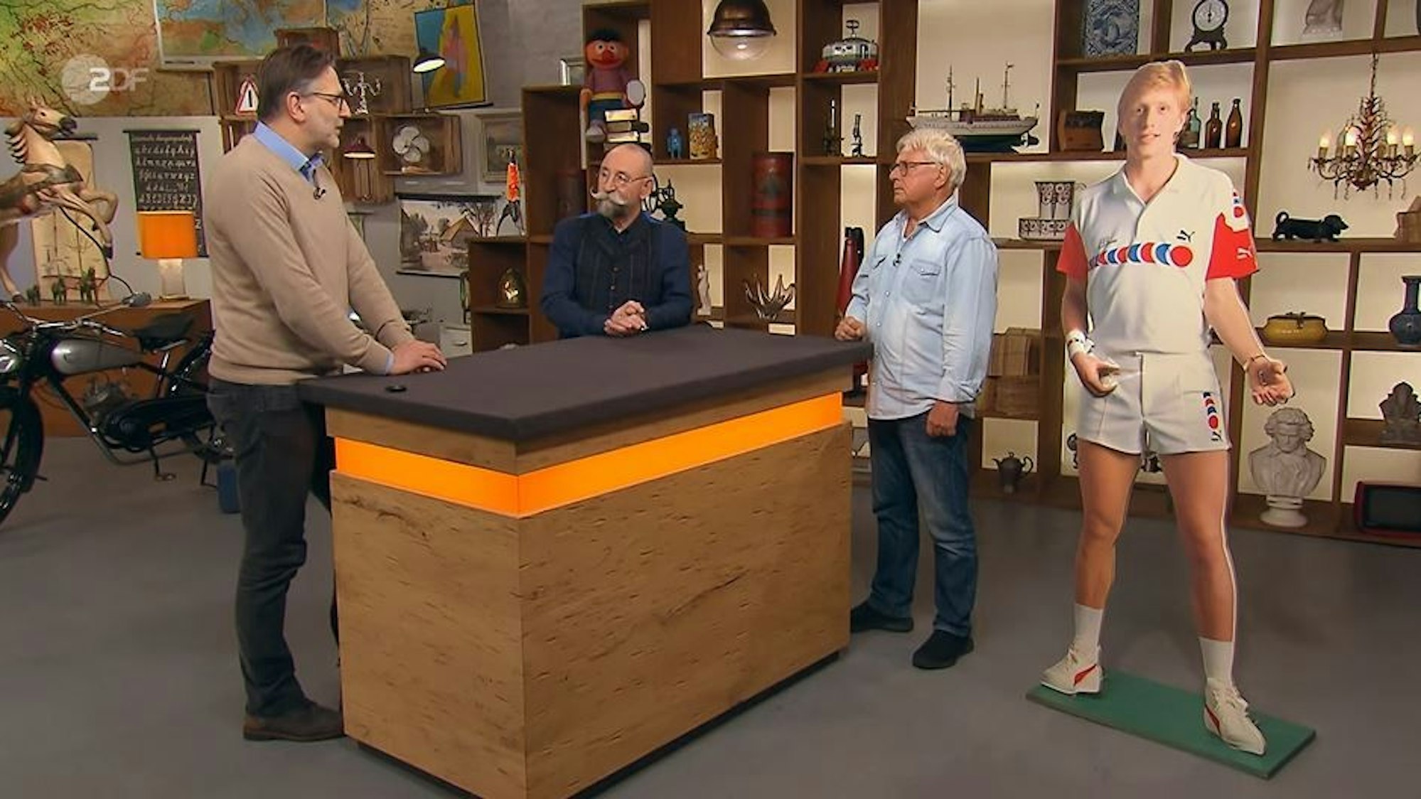 Horst Synowczick aus Leverkusen mit seinem Boris Becker bei der Expertise von Bares für Rares.