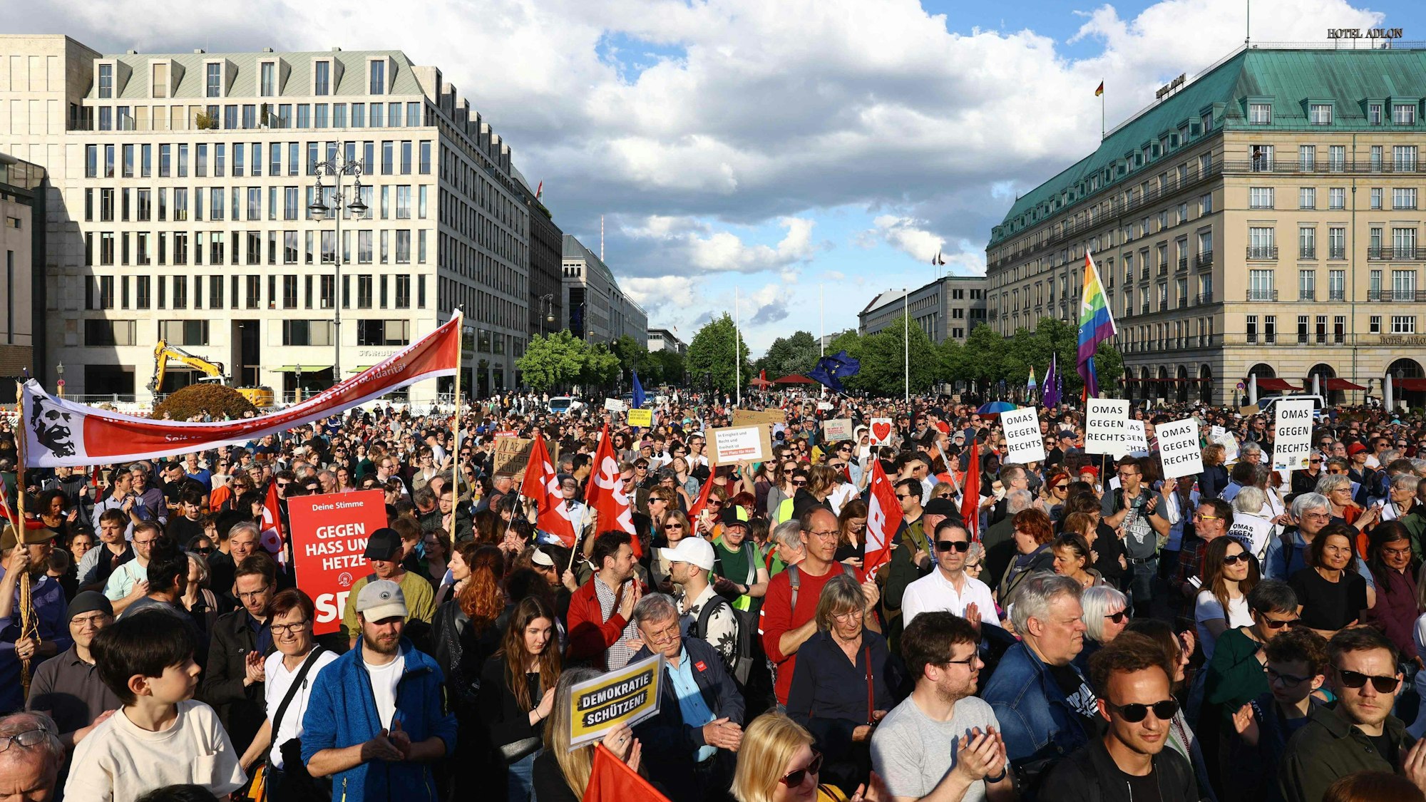 Solidaritätsdemonstration für Matthias Ecke auf dem Pariser Platz in Berlin am Sonntag (5. Mai).