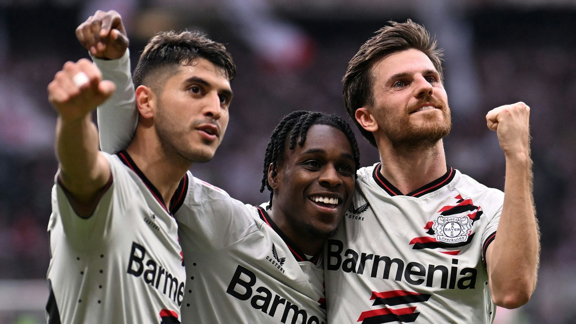 Jubel: Exequiel Palacios (l.), Jeremie Frimpong und Jonas Hofmann.