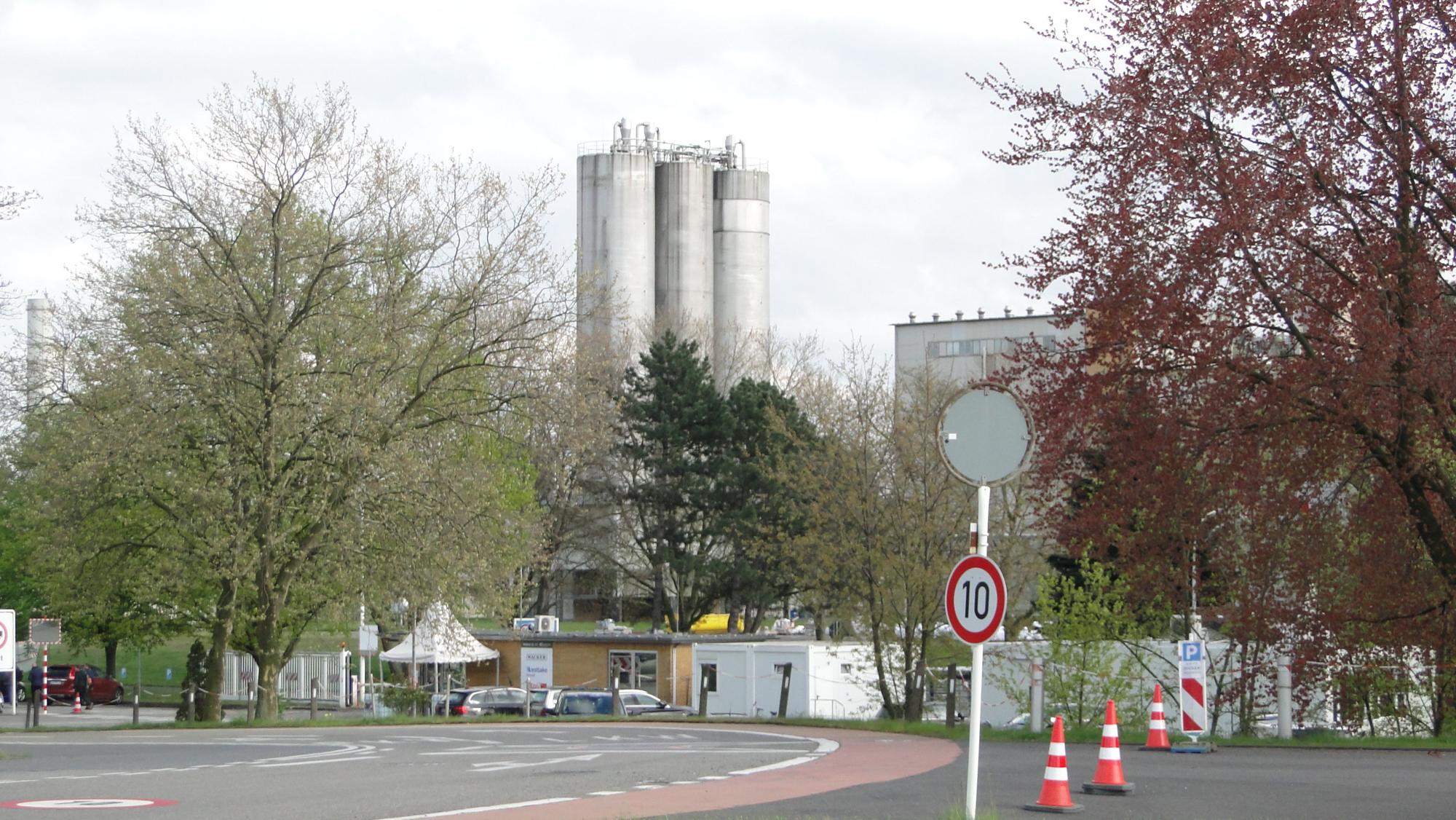 Mehrere Chemie-Betriebe sich in direkter Nähe zu Merkenicher Wohngebieten, so etwa die Wacker Chemie.