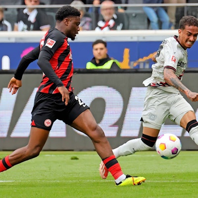 Frankfurt, Deutschland 05. Mai 2024: 1. BL - 2023/2024 - Eintracht Frankfurt vs. Bayer 04 Leverkusen Im Bild: v. li. im Zweikampf: Eric Dina-Ebimbe Frankfurt kann die Flanke von Arthur Augusto Leverkusen nicht verhindern,. /// DFB regulations prohibit any use of photographs as image sequences and/or quasi-video /// Deutsche Bank Park Hessen *** Frankfurt, Germany 05 May 2024 1 BL 2023 2024 Eintracht Frankfurt vs Bayer 04 Leverkusen In the picture from left in a duel Eric Dina Ebimbe Frankfurt cannot prevent the cross from Arthur Augusto Leverkusen, DFB regulations prohibit any use of photographs as image sequences and or quasi video Deutsche Bank Park Hessen Copyright: xFotostandx/xRacochax