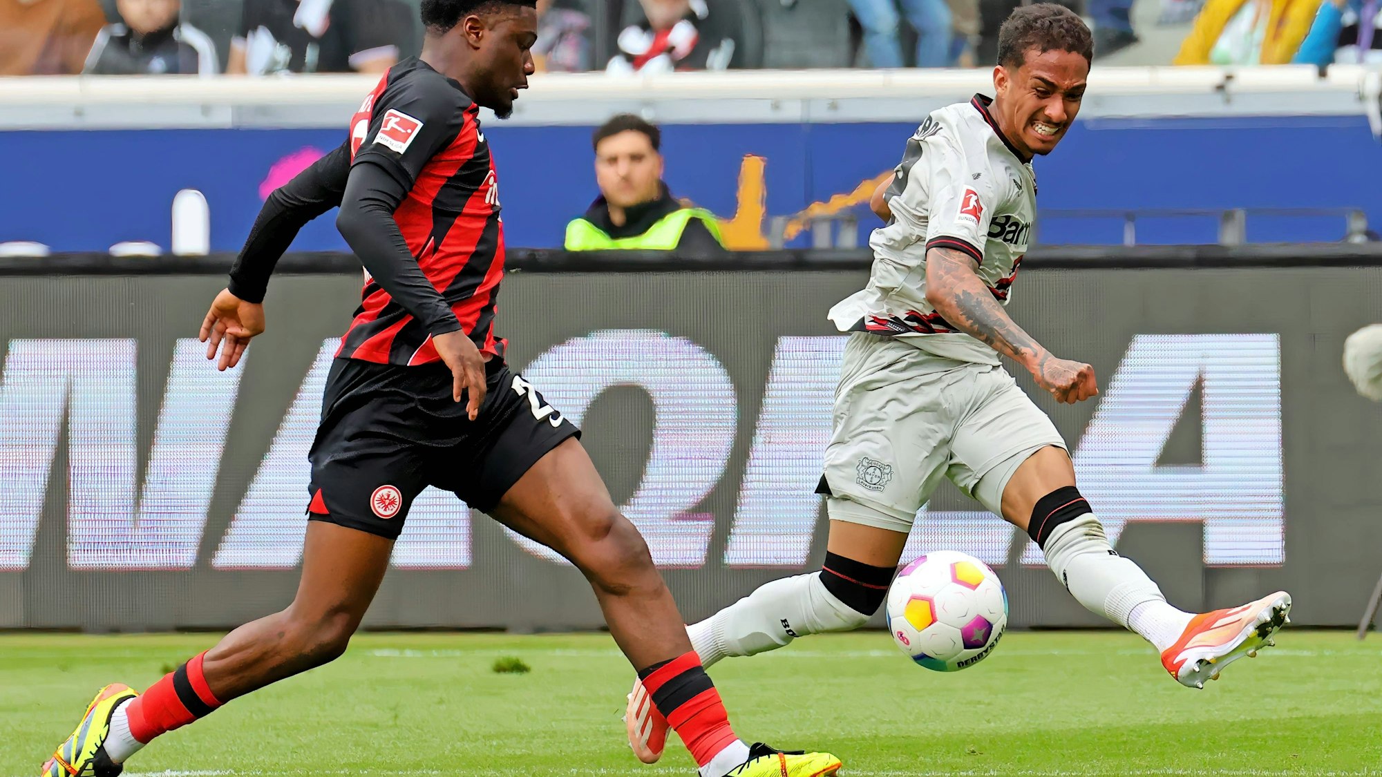 Frankfurt, Deutschland 05. Mai 2024: 1. BL - 2023/2024 - Eintracht Frankfurt vs. Bayer 04 Leverkusen Im Bild: v. li. im Zweikampf: Eric Dina-Ebimbe Frankfurt kann die Flanke von Arthur Augusto Leverkusen nicht verhindern,. /// DFB regulations prohibit any use of photographs as image sequences and/or quasi-video /// Deutsche Bank Park Hessen *** Frankfurt, Germany 05 May 2024 1 BL 2023 2024 Eintracht Frankfurt vs Bayer 04 Leverkusen In the picture from left in a duel Eric Dina Ebimbe Frankfurt cannot prevent the cross from Arthur Augusto Leverkusen, DFB regulations prohibit any use of photographs as image sequences and or quasi video Deutsche Bank Park Hessen Copyright: xFotostandx/xRacochax