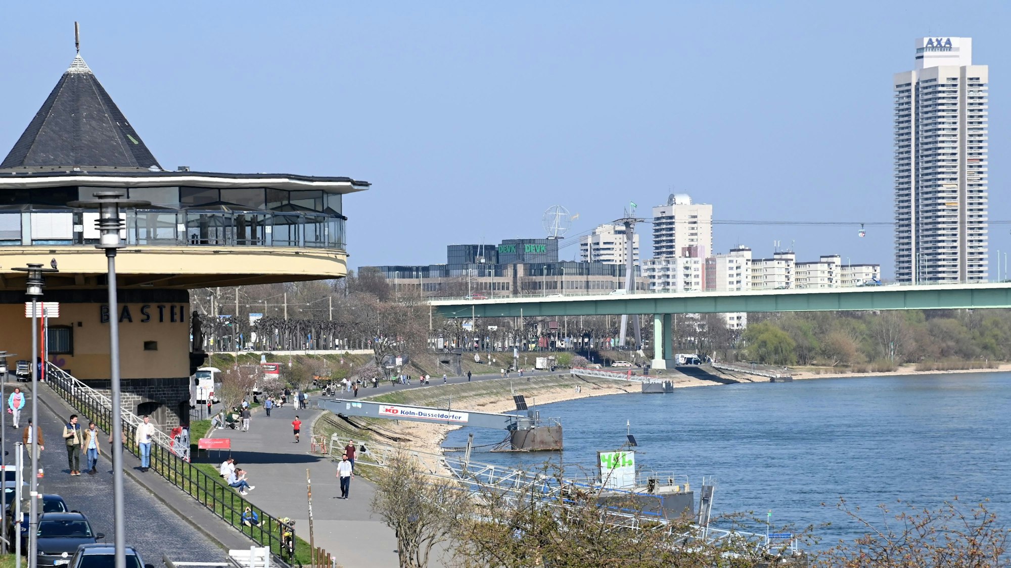 Blick auf die Bastei am Rheinufer.