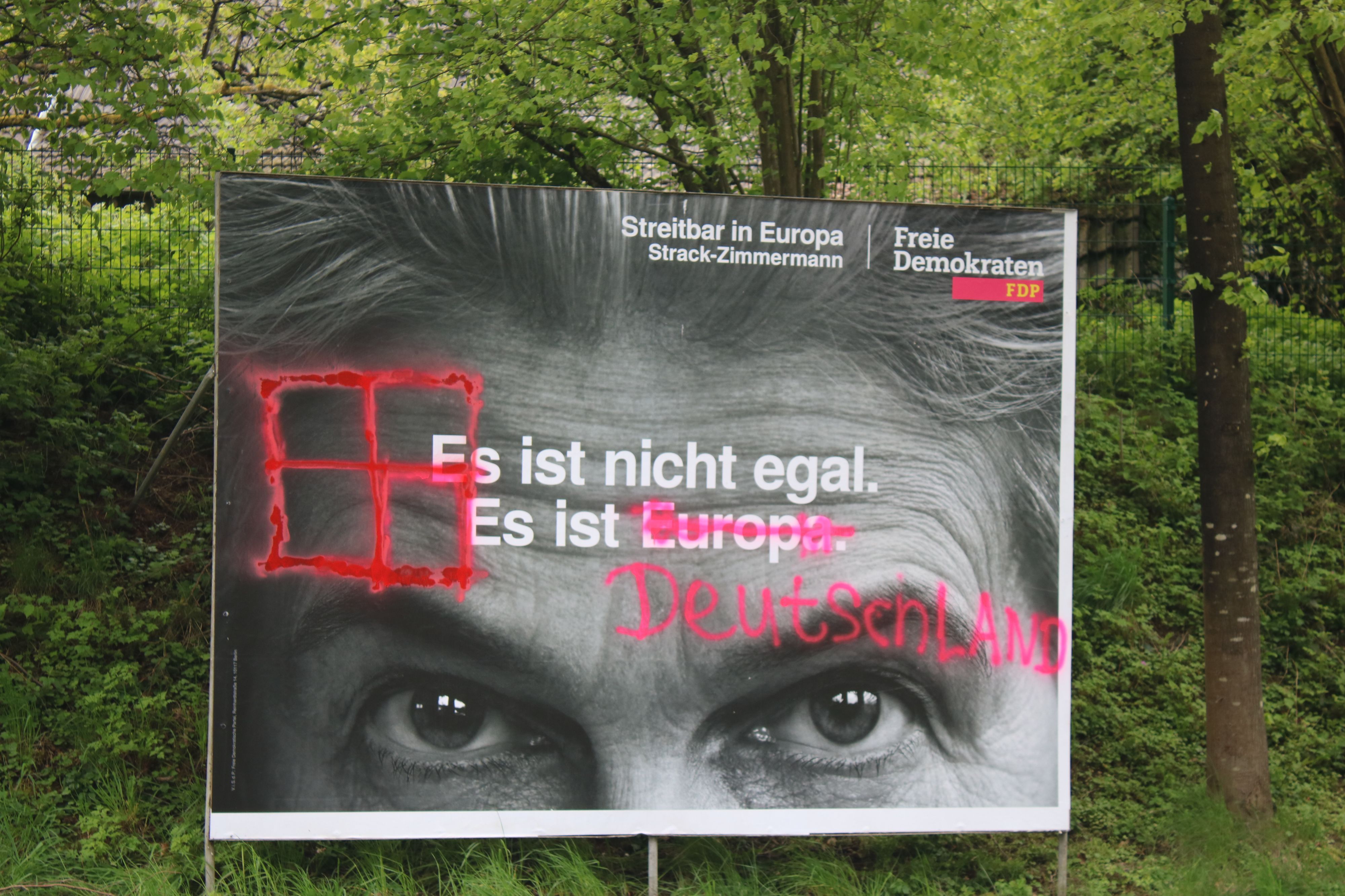 Ein beschmiertes Wahlplakat der FDP Oberberg.