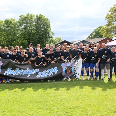 Das Bild zeigt die komplette Mannschaft des TuS Dom-Esch nach dem Aufstieg in die Kreisliga A.