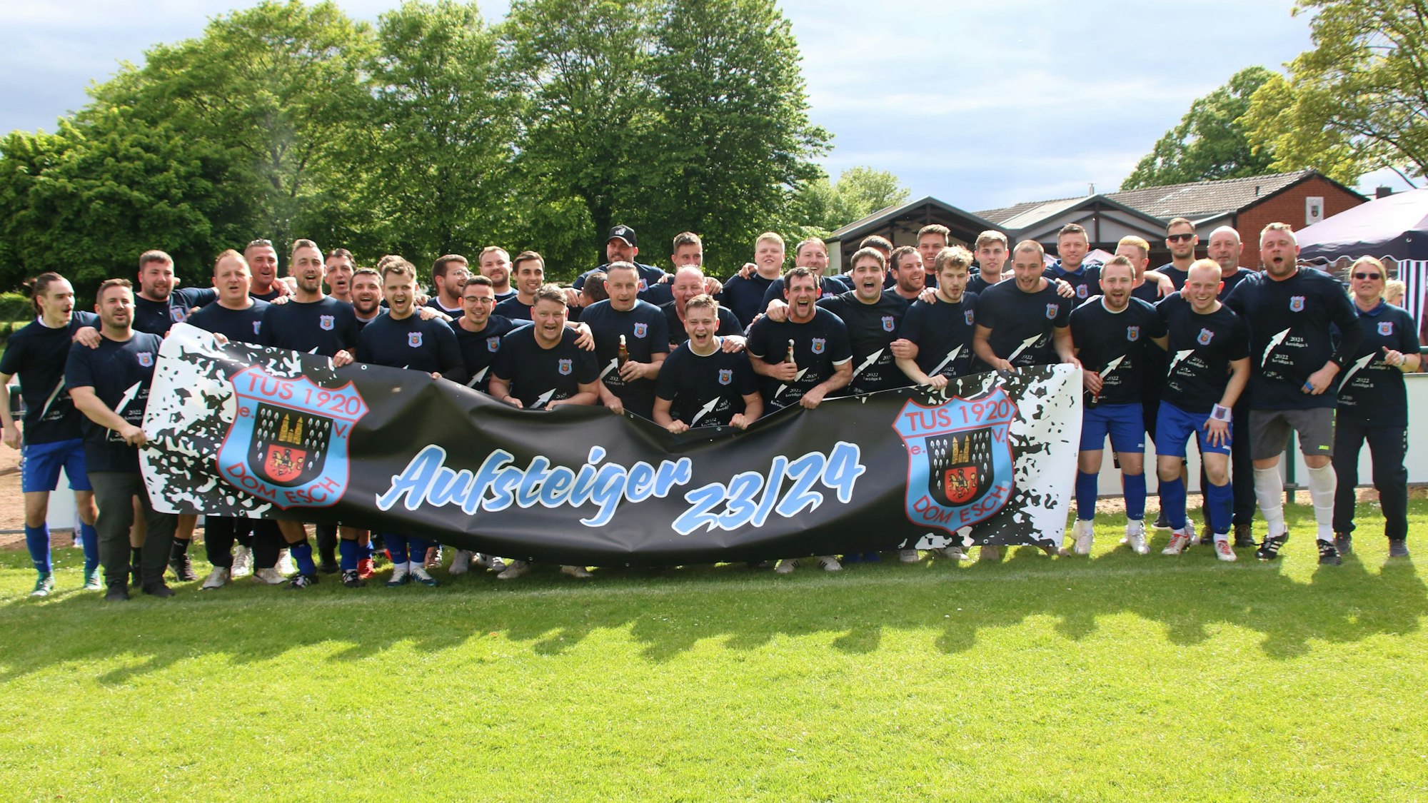 Das Bild zeigt die komplette Mannschaft des TuS Dom-Esch nach dem Aufstieg in die Kreisliga A.