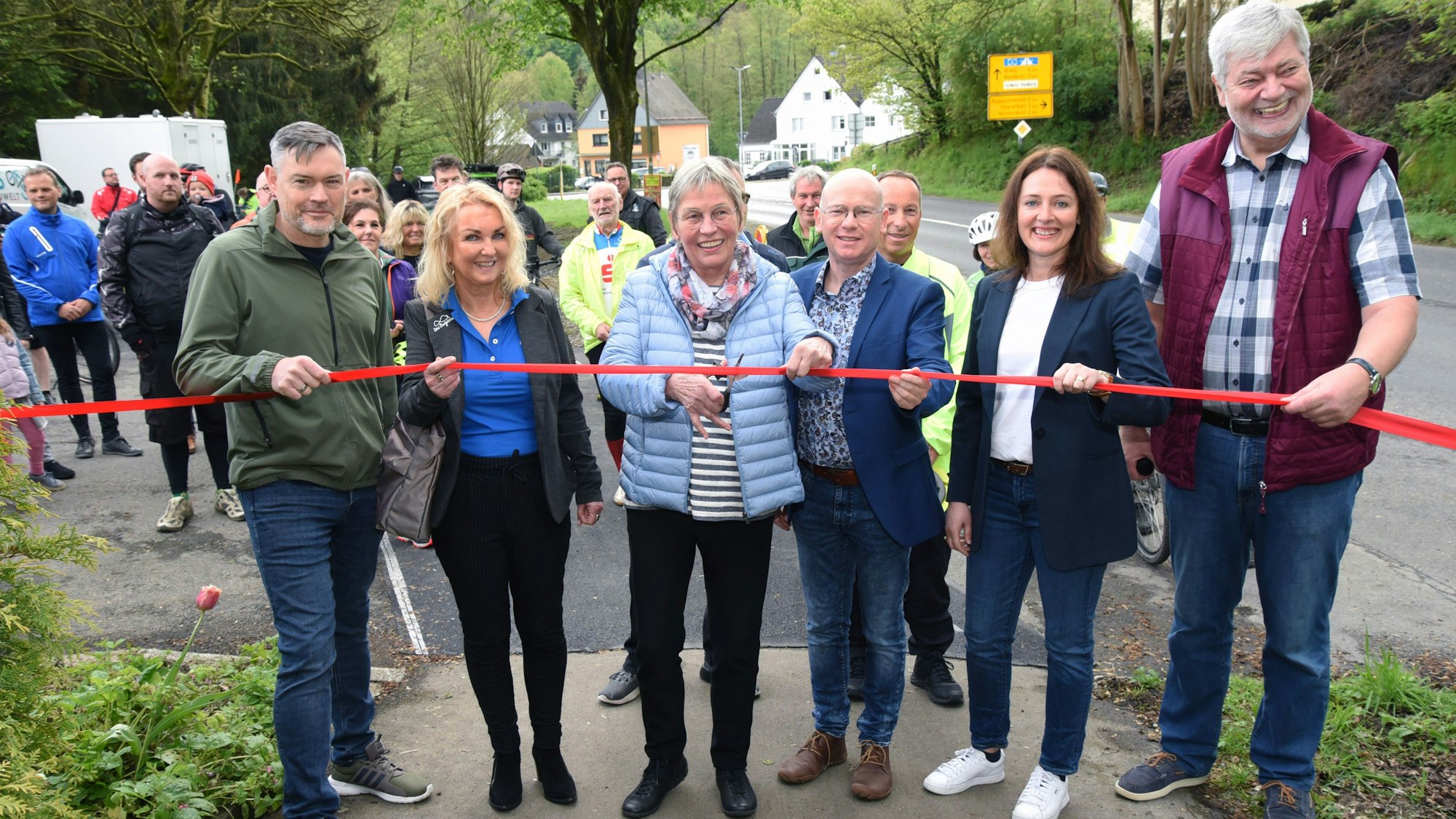 In Nümbrecht, Höhe Heckershäuschen, erfolgte die offizielle Eröffnung der neuen Bergische Bröl Radstrecke.