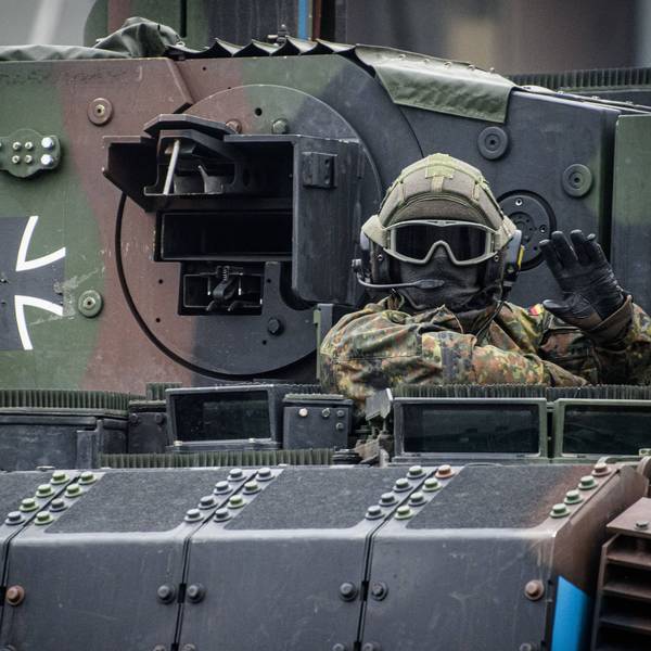 Ein in Litauen stationierter deutscher Nato-Soldat nimmt an einer Militärparade in Vilnius teil. Die Nato hat angeblich erstmals „rote Linien“ für einen Kriegseintritt in der Ukraine definiert. (Archivbild)
