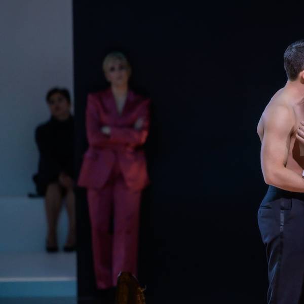 Nerone (Jake Arditti) und Poppea (Elsa Benoit) stehen eng beisammen im Vordergrund, er mit freiem Oberkörper, sie trägt lediglich ein weißes Hemd.