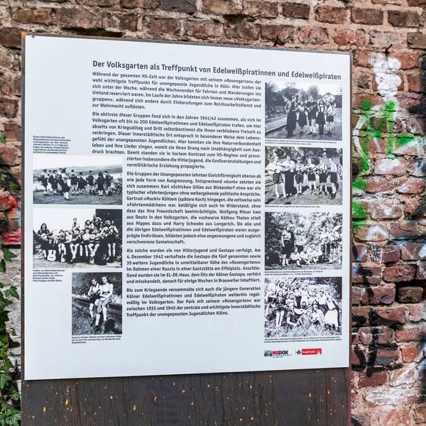 Zwei Gedenktafeln an den Eingängen zum Rosengarten erinnern an die Edelweißpiraten