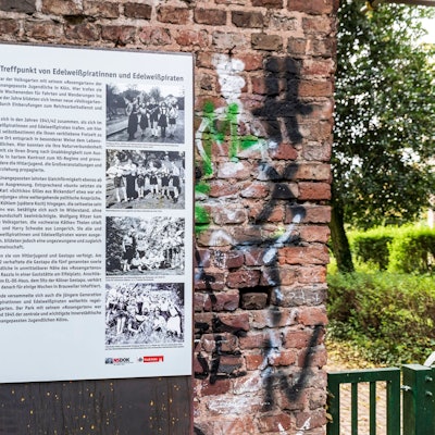 Zwei Gedenktafeln an den Eingängen zum Rosengarten erinnern an die Edelweißpiraten