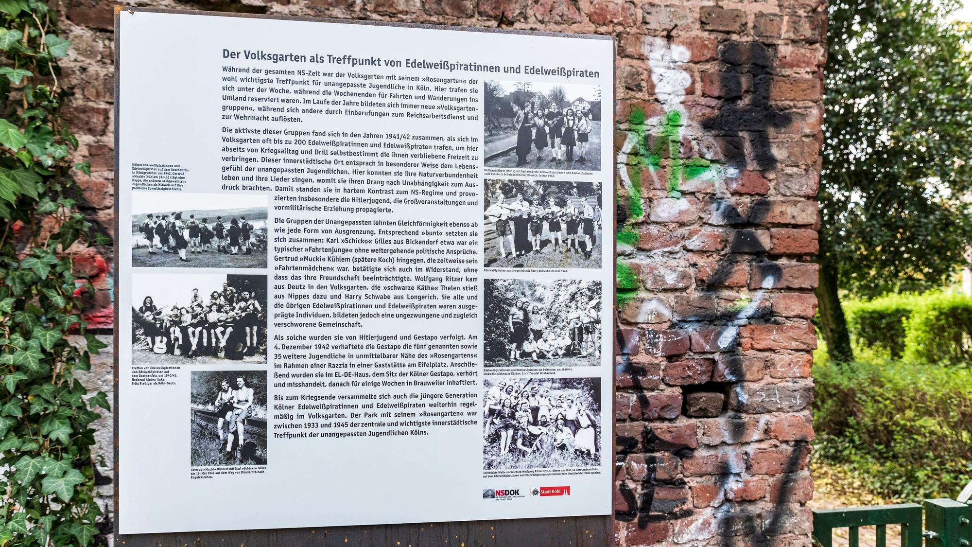 Zwei Gedenktafeln an den Eingängen zum Rosengarten erinnern an die Edelweißpiraten