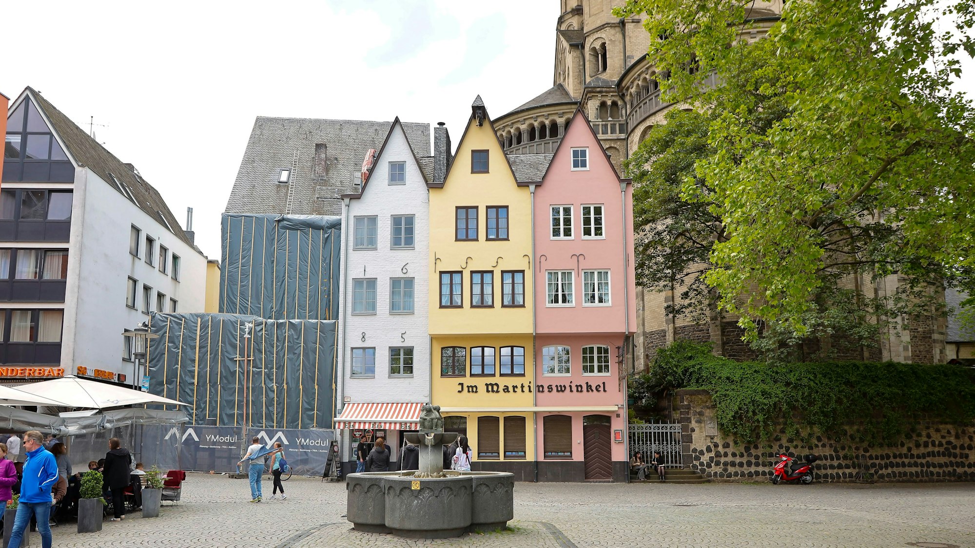 Unter Planen versteckt: Die zwei linken Giebelhäuschen sind bis auf die erste Etage abgebrochen worden.