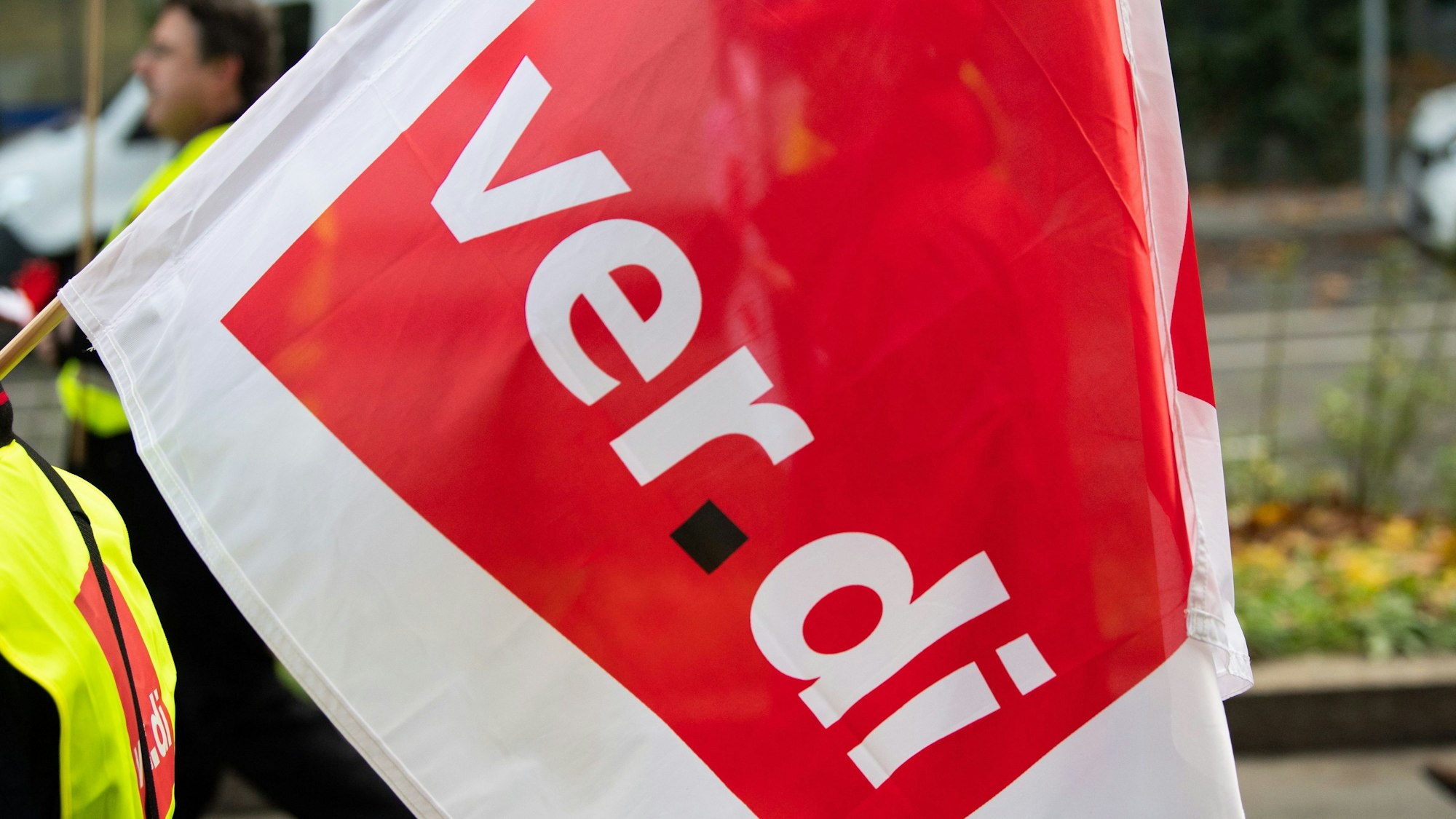 Eine Verdi-Fahne ist auf einer Demonstration zu sehen.