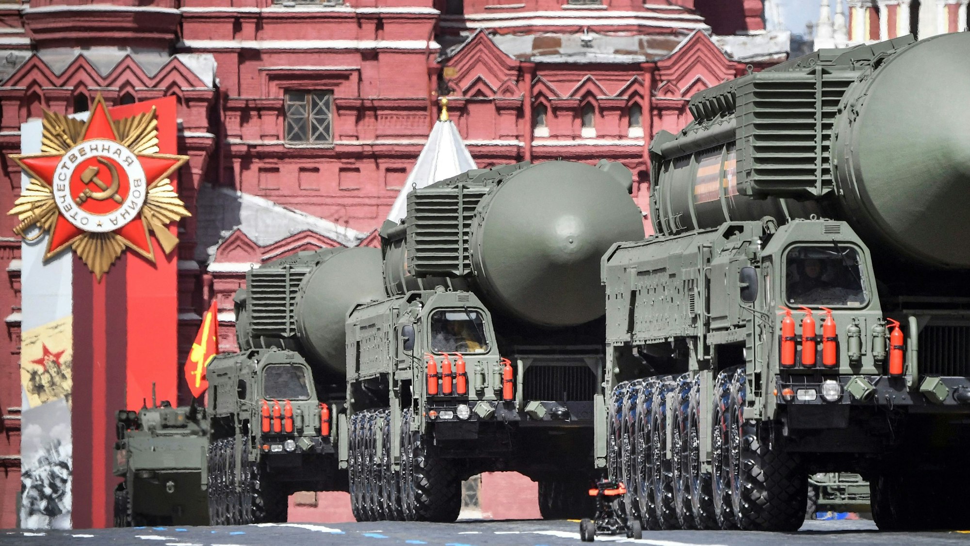 Russische Atomraketen des Typs „Jars“ bei einer Militärparade der russischen Armee in Moskau. (Archivbild)