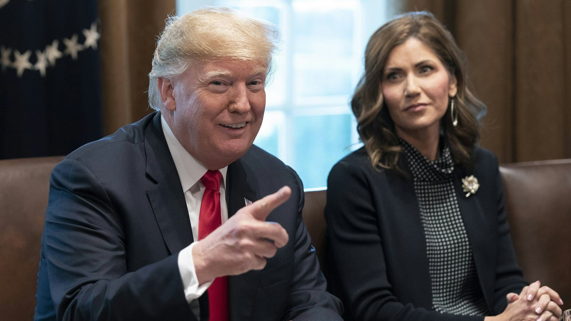 Die Gouverneurin von South Dakota, Kristi Noem (r.), gehört zu Donald Trumps (l.) möglichen Vizepräsidentschaftskandidatinnen. Nach Enthüllung über die Tötung ihrer Hündin steht Noem allerdings in der Kritik. (Archivbild)