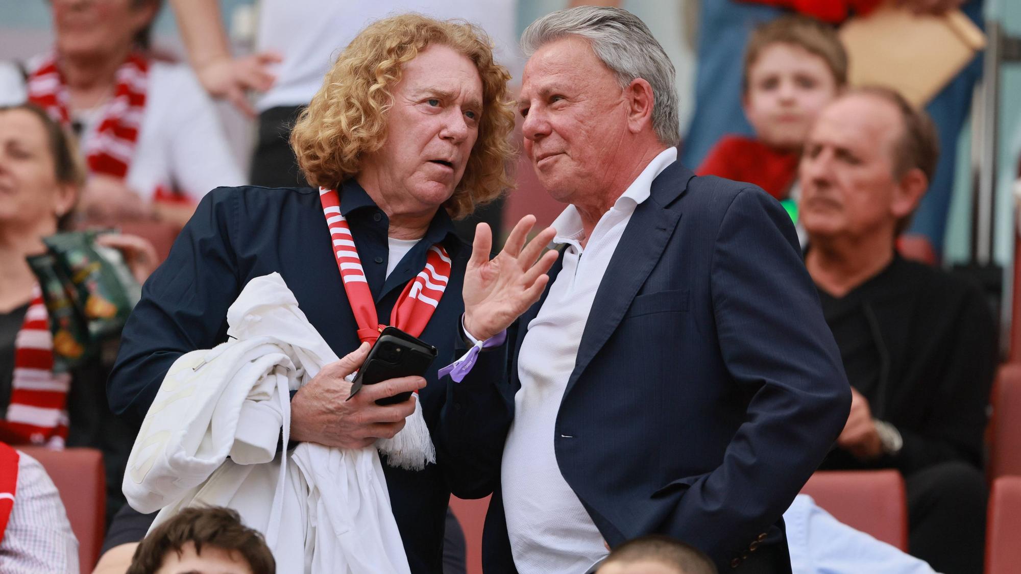 Tony Woodcock und Dieter Prestin auf der Tribüne des Rhein-Energie-Stadions