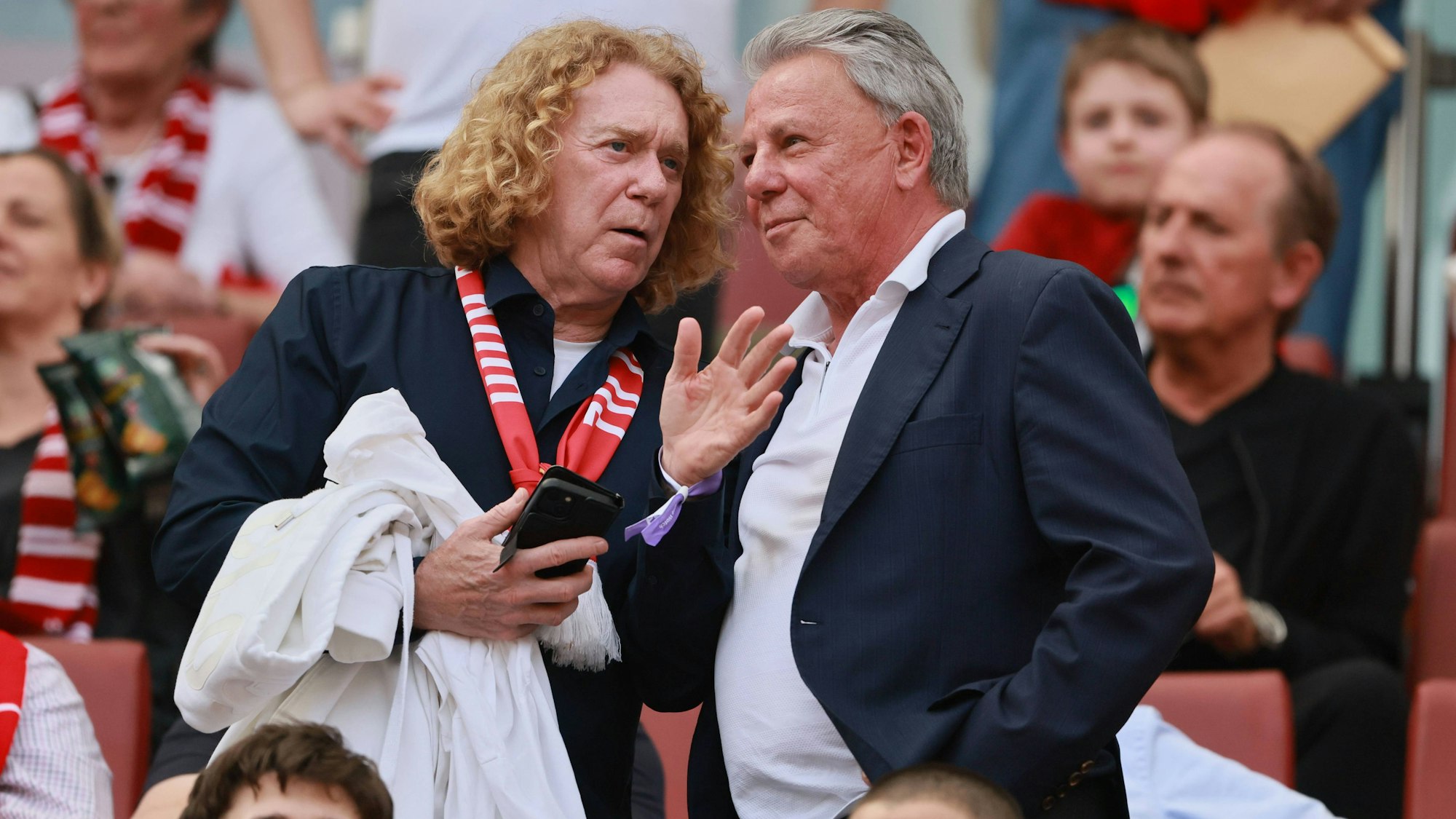 Tony Woodcock und Dieter Prestin auf der Tribüne des Rhein-Energie-Stadions