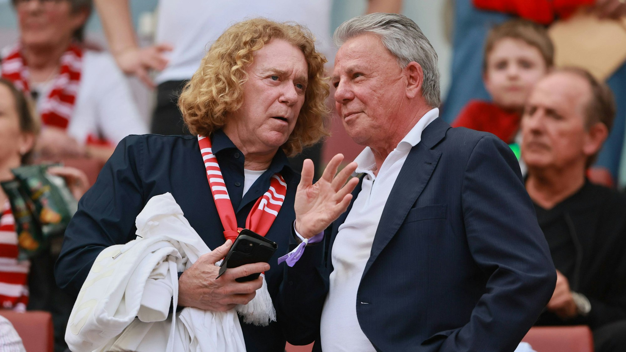 Tony Woodcock (l.) mit Dieter Prestin auf der Tribüne in Müngersdorf