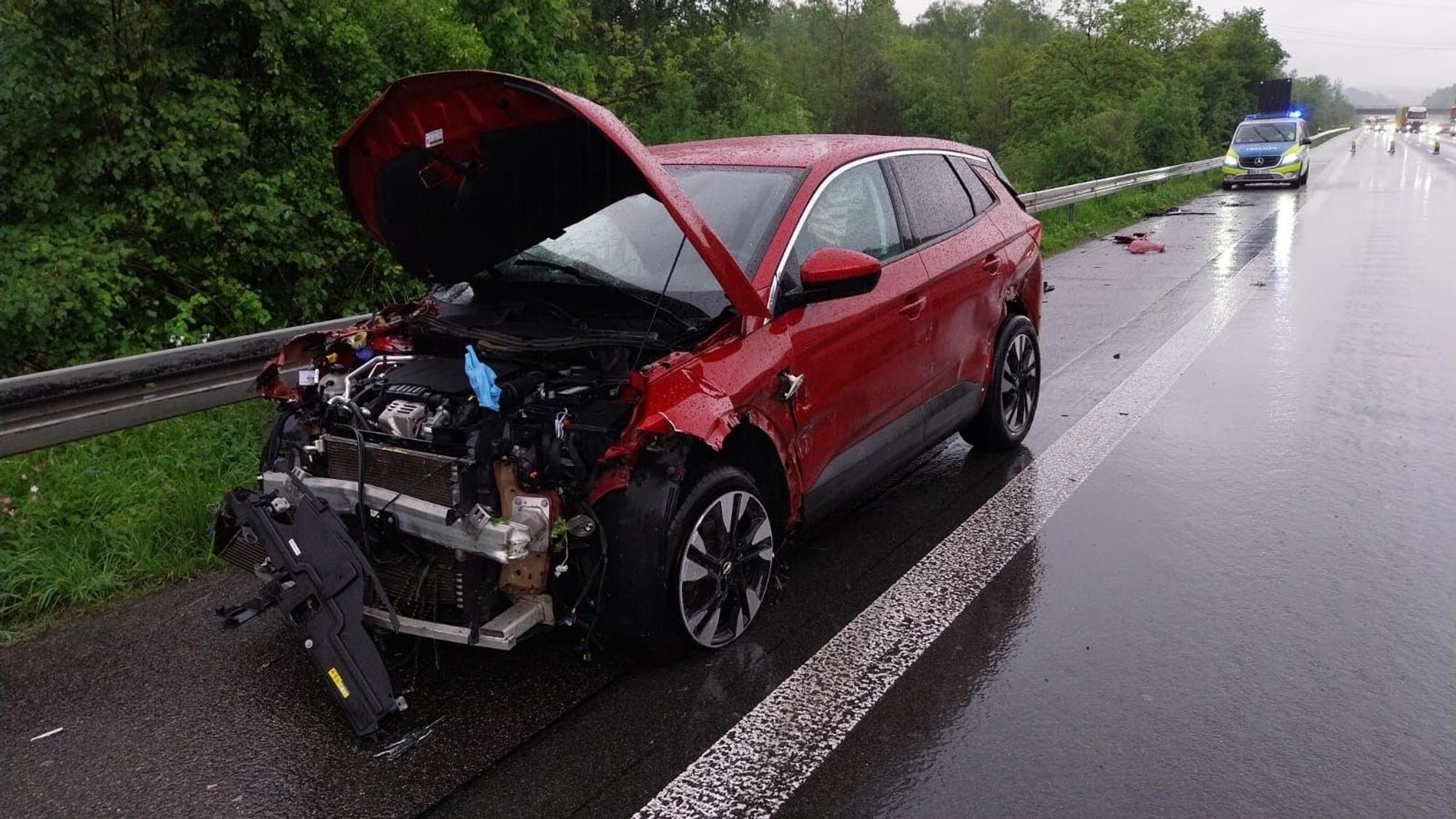 Ein Unfallwagen steht auf dem Seitenstreifen.