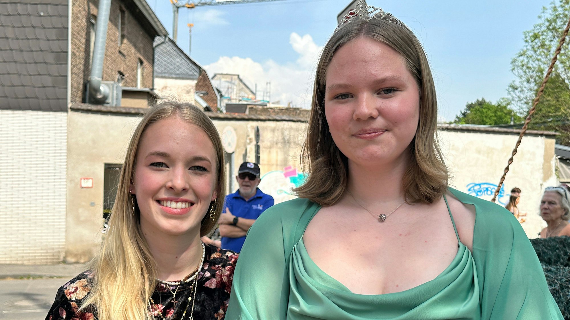 Nach fünf Jahren übergab Carolin Köhl (links) das Amt an die neue Maikönigin Pia Schiffmann aus Sürth.