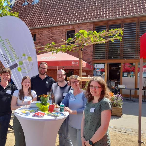 Einige Mitglieder des Organisationsteams: Piotr Falke (Seniorennetzwerk Mauenheim), Mareike Dunkel (SNW Niehl), ein Mitarbeiter des Sanitätshauses Rahm, Julius Lang (SNW Nippes), Brigitte Theis (Bürgerzentrum Nippes) und Natascha Mark (SNW Riehl).