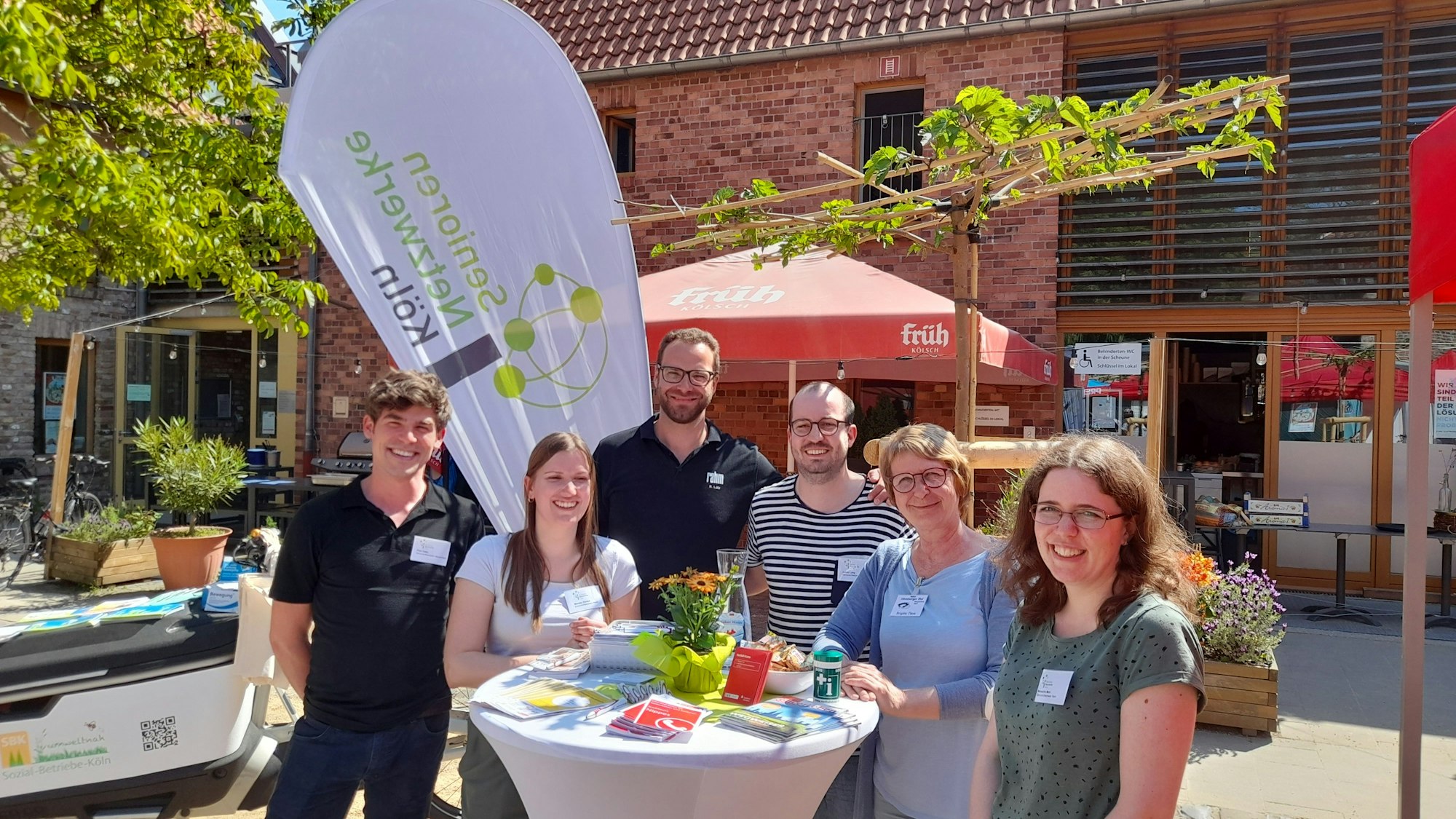 Einige Mitglieder des Organisationsteams: Piotr Falke (Seniorennetzwerk Mauenheim), Mareike Dunkel (SNW Niehl), ein Mitarbeiter des Sanitätshauses Rahm, Julius Lang (SNW Nippes), Brigitte Theis (Bürgerzentrum Nippes) und Natascha Mark (SNW Riehl).