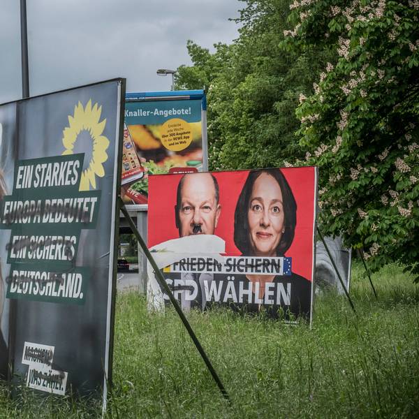 Rennbaumstraße: beschmierte und zerstörte Großplakate von Grüne, SPD und FDP.
