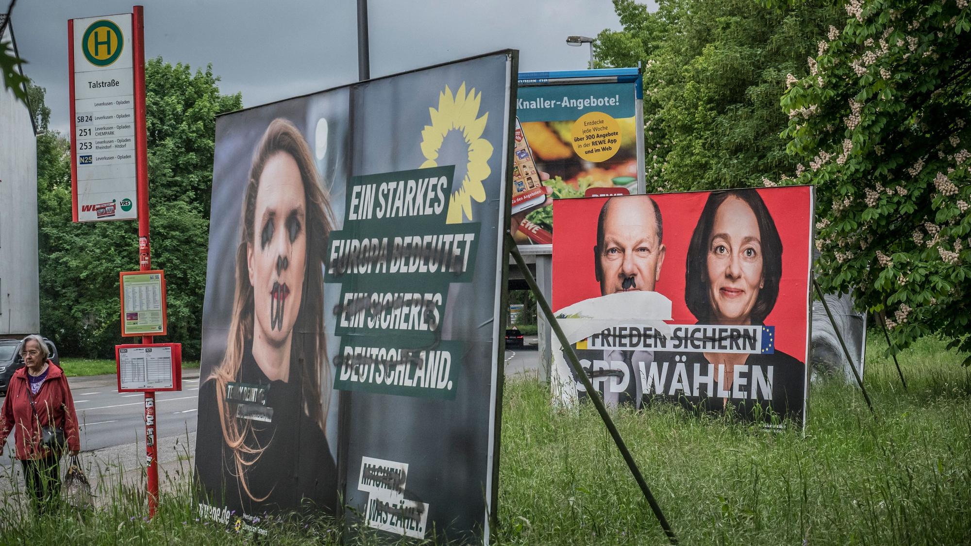 Rennbaumstraße: beschmierte und zerstörte Großplakate von Grüne, SPD und FDP.