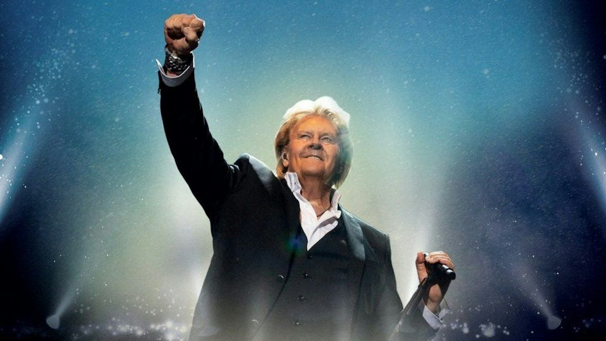 Howard Carpendale ballt die Faust auf der Bühne.