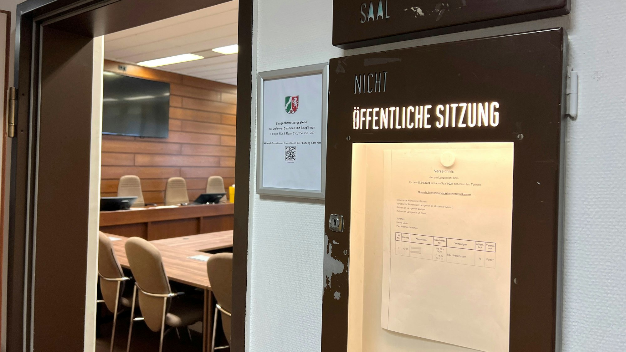 Kölner Landgericht, Saal 27 und ein Aushang. Foto: Ralf Krieger