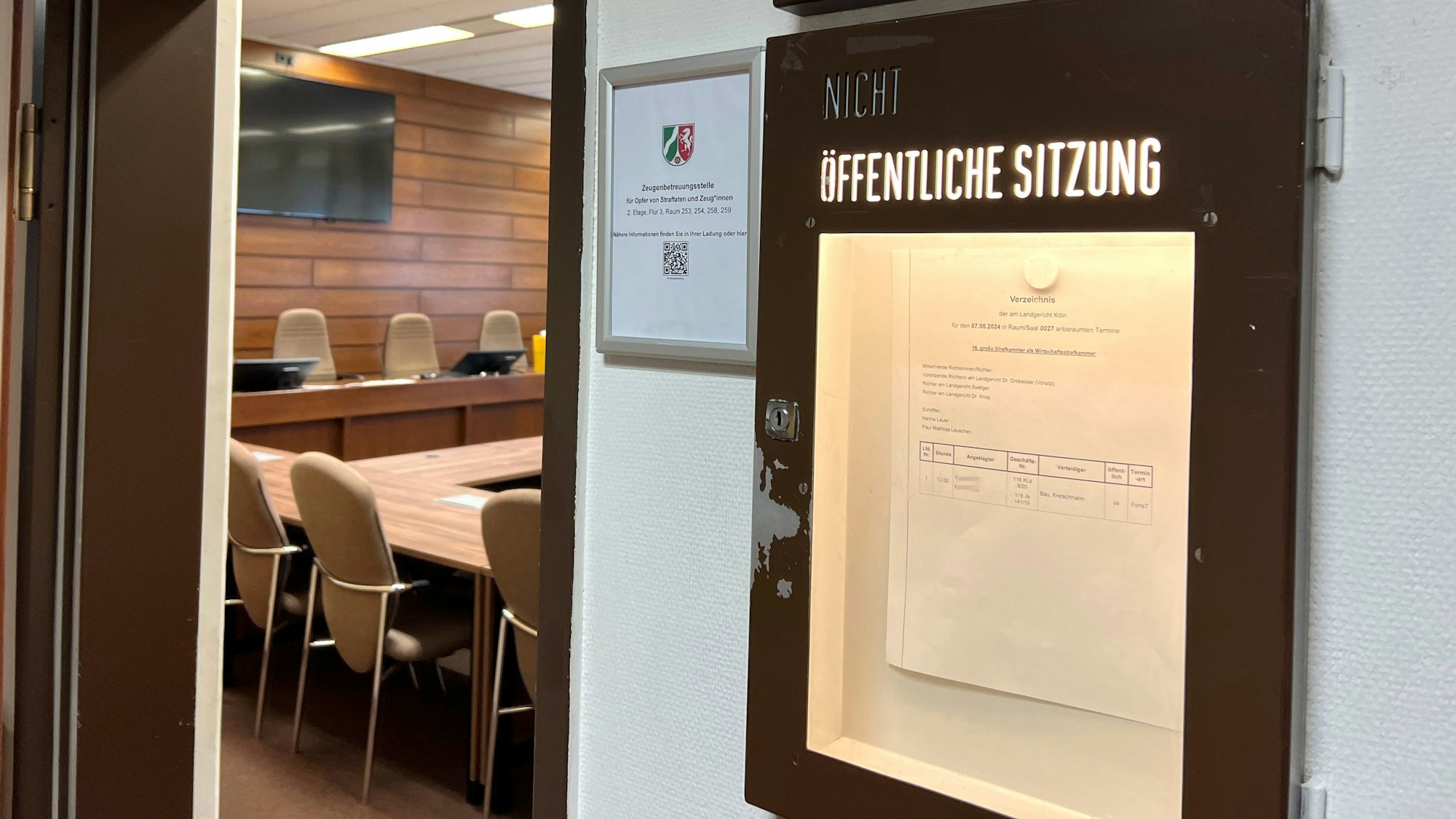 Au dem Foto ist die geöffnete Tür zu einem Verhandlungssaal im Kölner Landgericht zu sehen.